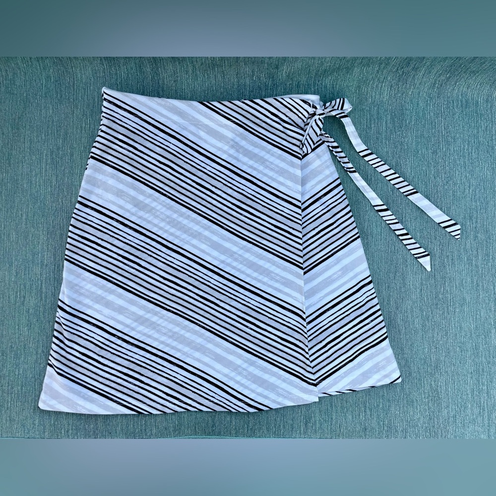 Dakini Faux Wrap Knee Length White Black/Gray Striped Skirt Size Large
